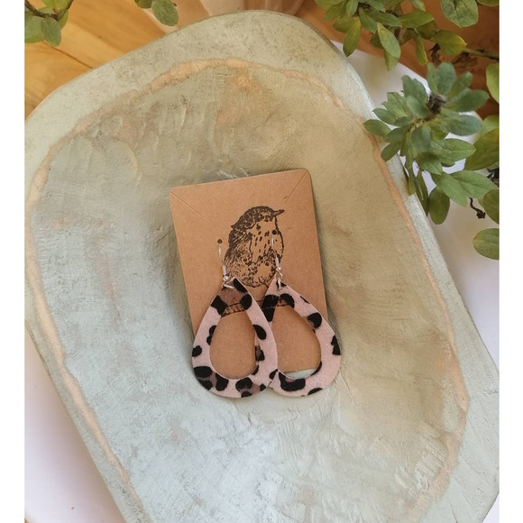 Faux Fur Cheetah Hollow Out Teardrop Dangle Earrings - Picture 7 of 9